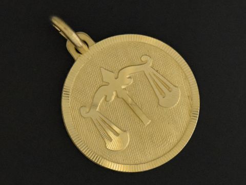 Sternzeichen Anhänger Gold 333 Waage rund mit detaillierter Waage-Gravur, durch den Hersteller Juwelier Harnisch gefertigt, perfektes Schmuckstück für Waage-Geborene.