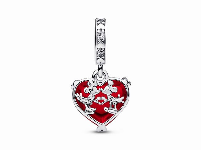 Pandora Disney Charm Anhänger 792522C01 zeigt Mickey und Minnie Mouse, die sich küssen, umgeben von einem roten Muranoglas Herz in Silber mit Funkelelementen.
