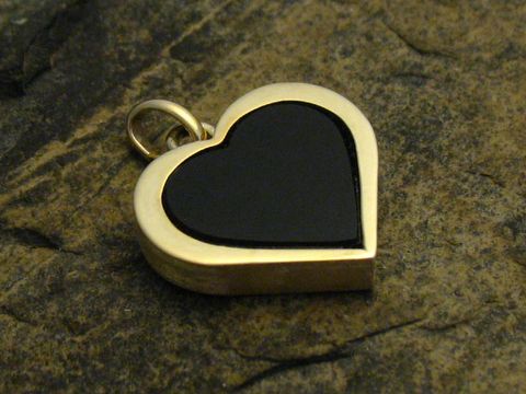 Gold Anhänger romantisches Herz mit Onyx Gold 333, Hersteller Juwelier Harnisch, Perlen & Steine. Der glänzende Anhänger hat eine hochwertige, goldene Umrandung und eine schwarze Onyx-Füllung.
