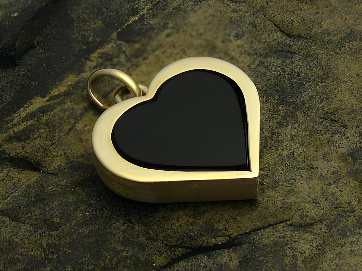 Gold Anhänger romantisches Herz mit Onyx Gold 333, Hersteller Juwelier Harnisch, Perlen & Steine. Der glänzende Anhänger hat eine hochwertige, goldene Umrandung und eine schwarze Onyx-Füllung.