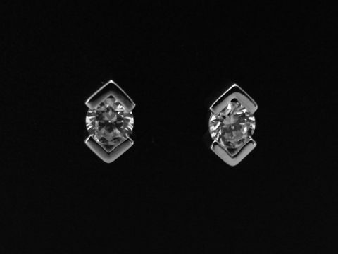 Design Ohrstecker dezent aus Sterling Silber rhodiniert mit Zirkonia von Juwelier Harnisch, elegantes und stilvolles Schmuckstück für jeden Anlass.