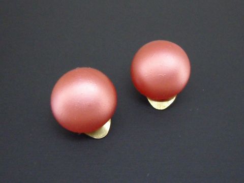 71696-0 Ohrclip rotbraun zeitlos mit goldfarbener Fassung und seidenmatten synthetischen Zuchtperlen, Hersteller Juwelier Harnisch, elegantes Accessoire für jeden Anlass.