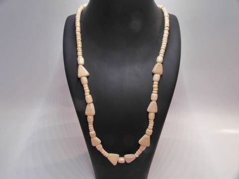 Holzkette Multiform 38 mm naturbraun 60 cm Holz Schmuck von Juwelier Harnisch, präsentiert auf einem schwarzen Schmuckständer, zeigt eine harmonische Anordnung unterschiedlicher Holzperlen.