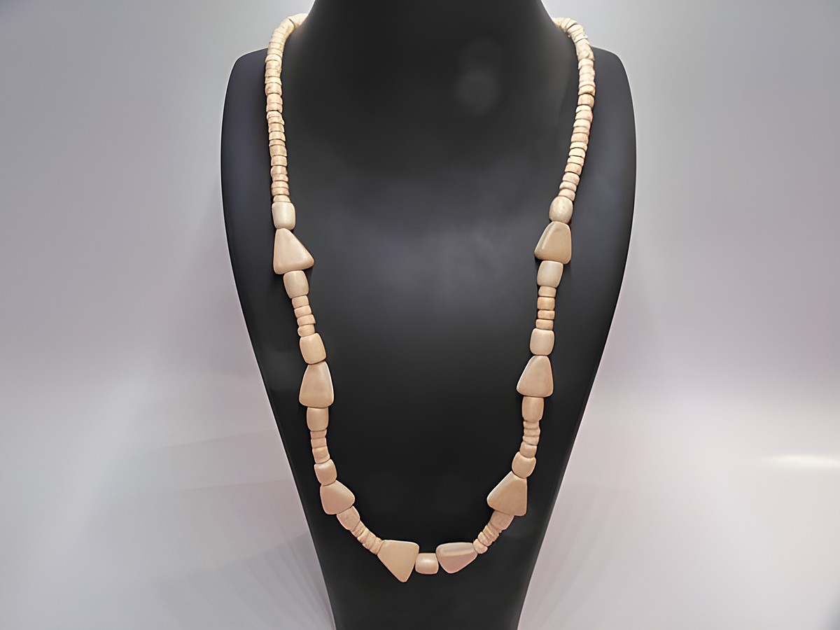 Holzkette Multiform 38 mm naturbraun 60 cm Holz Schmuck von Juwelier Harnisch, präsentiert auf einem schwarzen Schmuckständer, zeigt eine harmonische Anordnung unterschiedlicher Holzperlen.