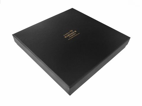 Schwarze Geschenkschachtel mit den Maßen 160 x 160 x 24 mm, viereckig, Hersteller Juwelier Harnisch, ideal für ein Collier, elegantes Design für besondere Anlässe.