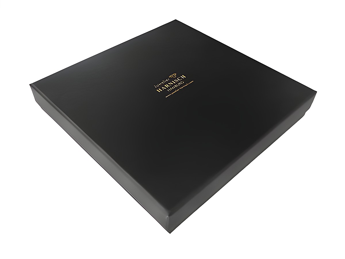 Schwarze Geschenkschachtel mit den Maßen 160 x 160 x 24 mm, viereckig, Hersteller Juwelier Harnisch, ideal für ein Collier, elegantes Design für besondere Anlässe. – Ansicht 2