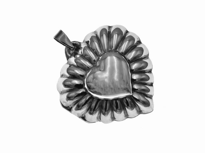 Silber Medaillon in Herzform, pompös und aus Sterling Silber, vom Hersteller Juwelier Harnisch, präsentiert sich mit einer stilvollen Reliefstruktur und einem seidigen Glanz.