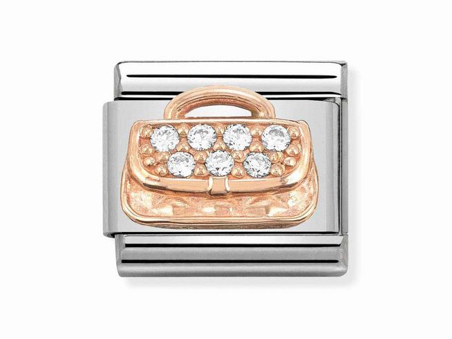 Ein eleganter Charm in Roségold mit einer stilisierten Handtasche, verziert mit funkelnden Zirkonia-Steinen auf der Vorderseite, präsentiert auf einem silbernen Hintergrund.