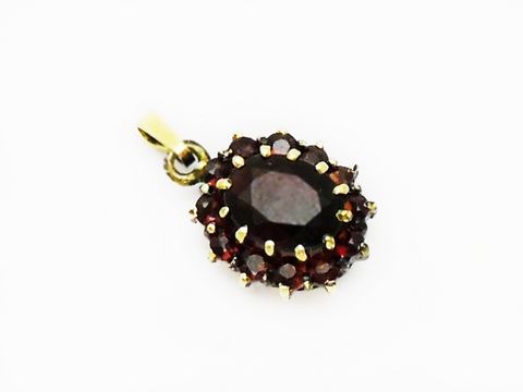 Granat Anhänger 17,6 mm aus Silber vergoldet, kunstvoll gefasste Granate um einen zentralen Granat geschmiegt, eleganter Granatschmuck vom Juwelier Harnisch.