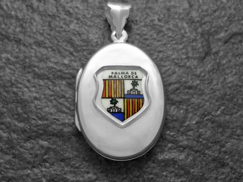 Silbernes Medaillon mit dem Stadtwappen von Palma de Mallorca, detailliert gestaltet mit farbigen Elementen und umrandet von einer glänzenden Silberoberfläche, Hersteller Juwelier Harnisch.