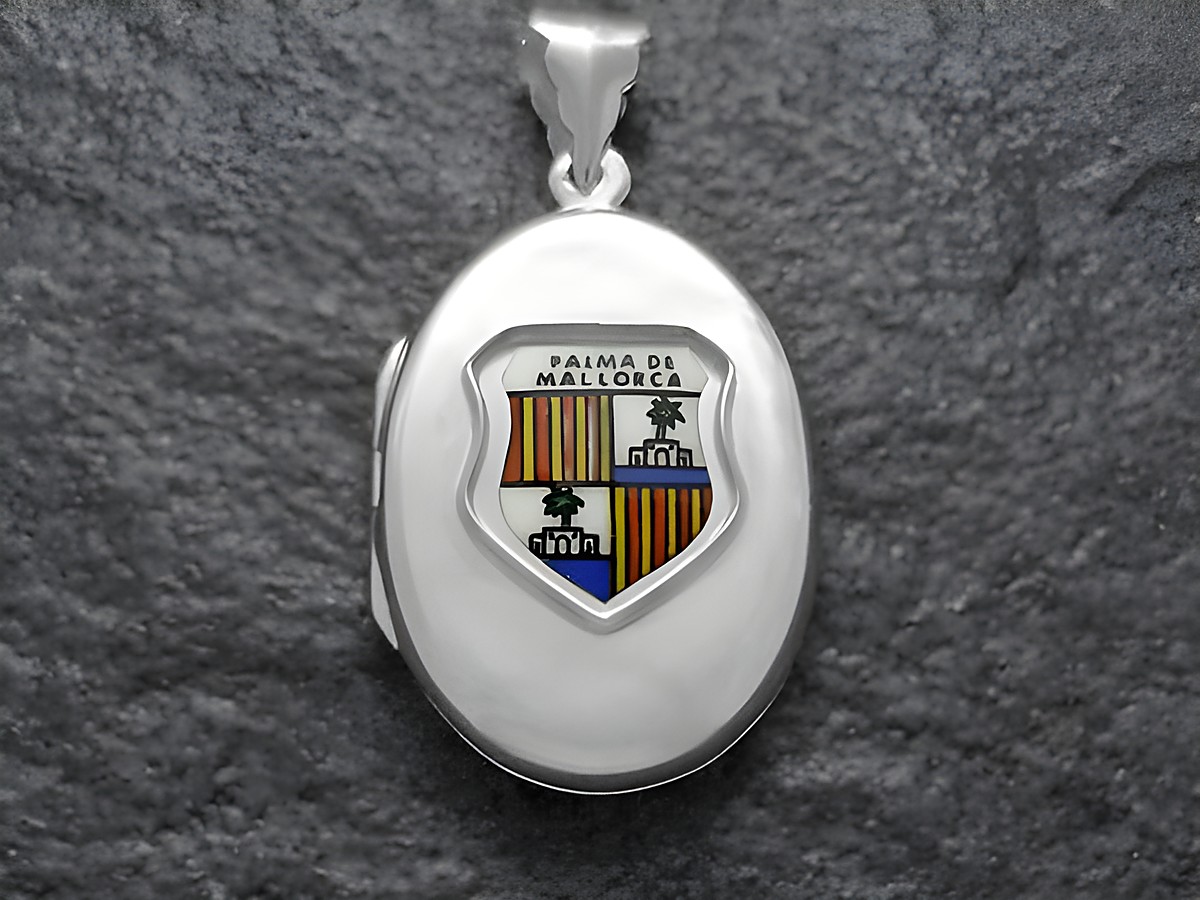 Silbernes Medaillon mit dem Stadtwappen von Palma de Mallorca, detailliert gestaltet mit farbigen Elementen und umrandet von einer glänzenden Silberoberfläche, Hersteller Juwelier Harnisch.