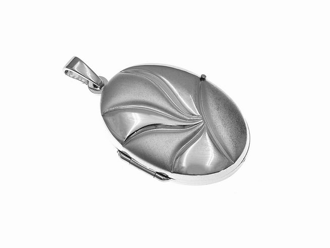 Medaillon im ovalen Design aus Sterling Silber rhodiniert, geprägt mit eleganten Linien und einer schimmernden Oberfläche, Hersteller Juwelier Harnisch.