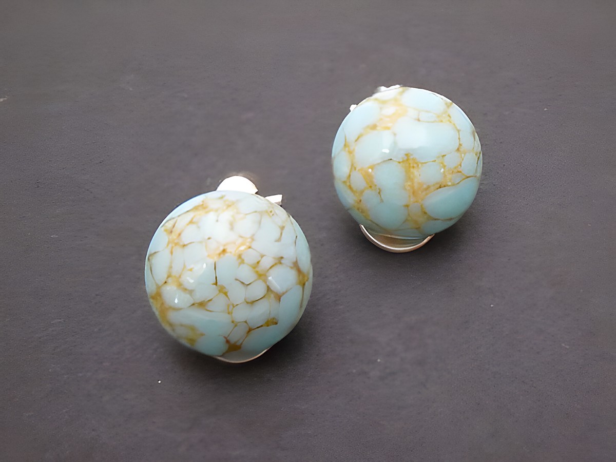 Ohrclip in zeitlosem Design aus Echt Silber mit synthetischem Türkis in Türkis und Goldmuster, hergestellt von Juwelier Harnisch. Ideal für elegante Anlässe.