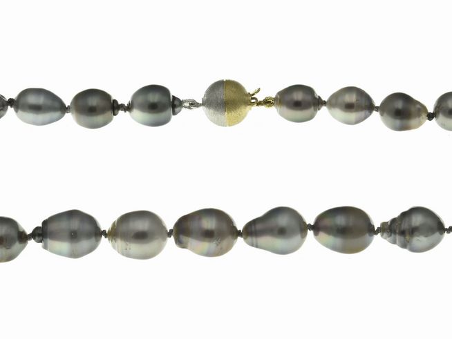 Perlenkette 44 cm grau mit Barock Tahiti Perlen des Herstellers Juwelier Harnisch, die unregelmäßigen Perlen sorgen für einen besonderen Look und eleganten Stil.