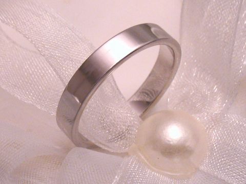 400427-0 Trauring Ehering aus Weißgold 585, schlichtes Design, mit einer Breite von 6 mm, Hersteller Juwelier Harnisch, bis Größe 66/21,0, präsentiert auf einer zarten Stoffunterlage mit Perle.