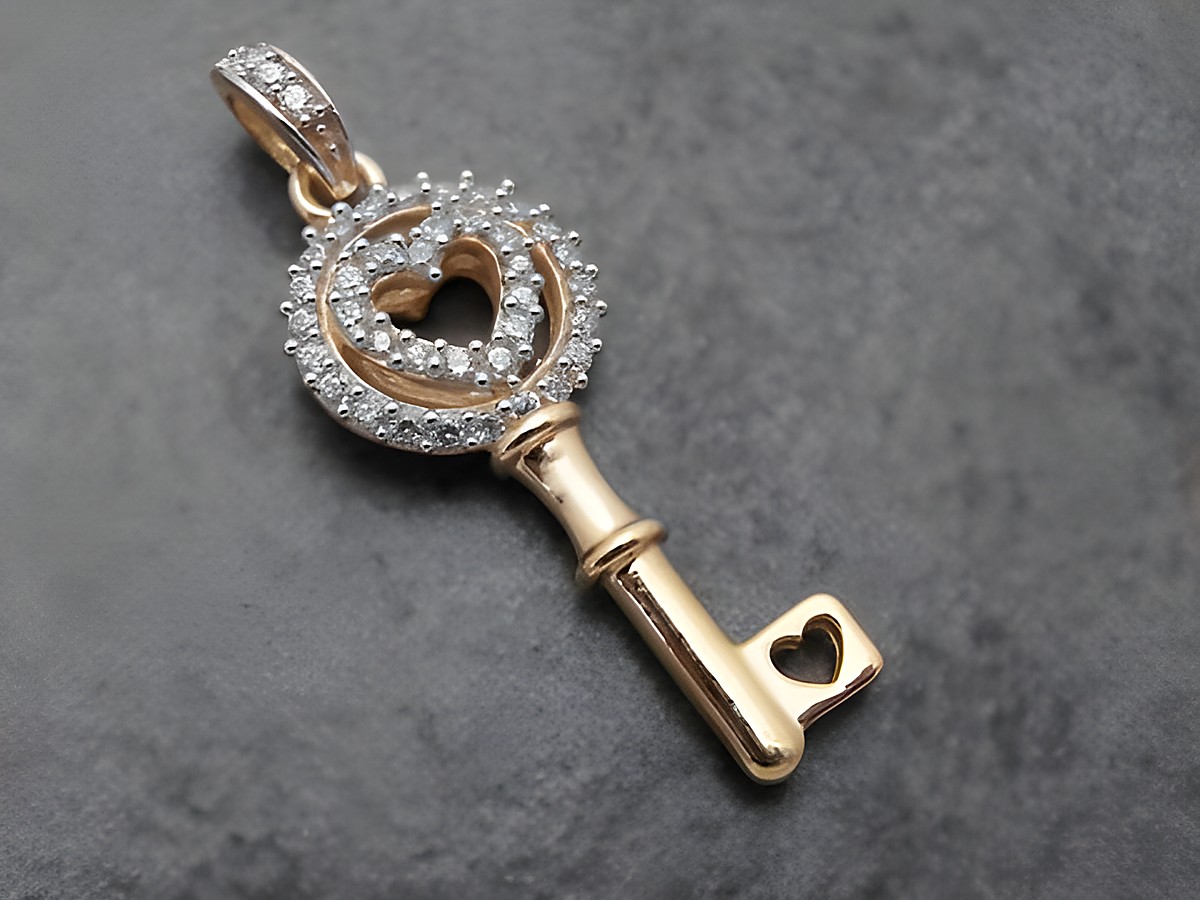 Schlüsselanhänger in Gelbgold mit Herz, verziert mit weißen Zirkonia, symbolisch für Liebe, Hersteller Juwelier Harnisch.