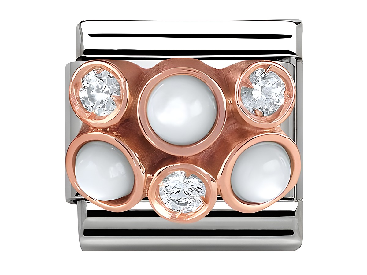 Classic Roségold Charm mit Haufen aus Perlmutt und Zirkonia, funkelnde Steine in runder Anordnung, glänzende Metalloberfläche, elegantes Design von Nomination.