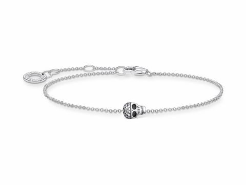 Silbernes Armband aus der Thomas Sabo Charming Collection mit einem Totenkopf-Anhänger, verziert mit schwarz-weißen Steinen, einstellbare Länge von 16 bis 19 cm.