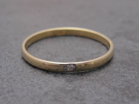 Gold Ring schlicht elegant Gold 585 mit einem Diamant im Zentrum, Goldring Größe 58,5 von Juwelier Harnisch, bis Größe 60/19.