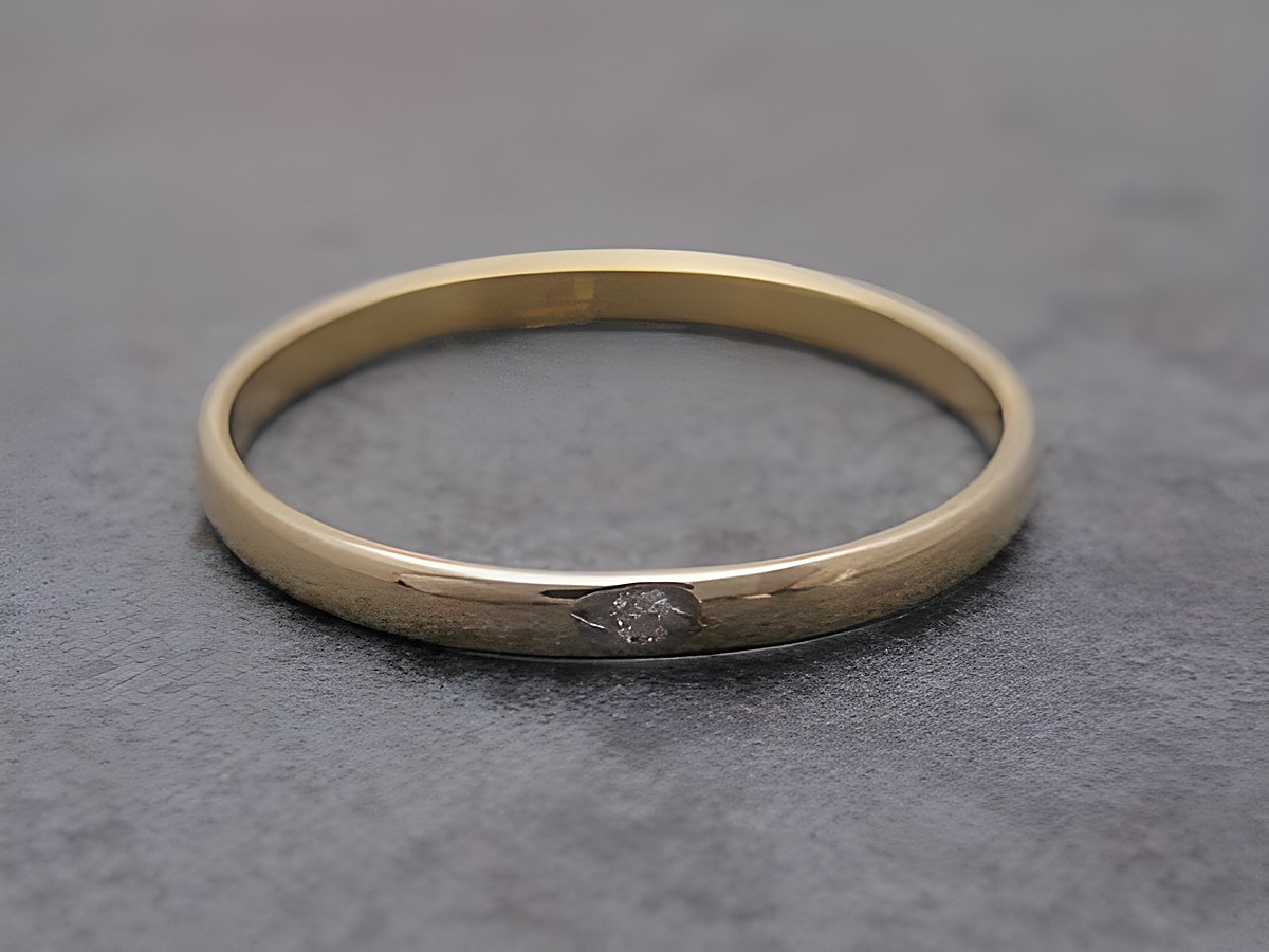 Gold Ring schlicht elegant Gold 585 mit einem Diamant im Zentrum, Goldring Größe 58,5 von Juwelier Harnisch, bis Größe 60/19.