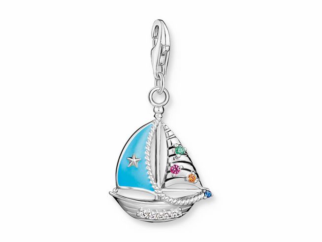 Charm-Anhänger von Thomas Sabo in Silber mit geschwungenem Design, verziert mit farbigen Glas-Keramik Steinen und Emaille, dargestellt ist ein Segelboot in maritimer Optik.