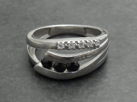 300174-0 Silber Ring aus Sterling Silber, Größe 58/18,5, mit glänzendem Design und schwarzen sowie klaren Steinen, hergestellt von Juwelier Harnisch, ideal bis Größe 58/18,4.
