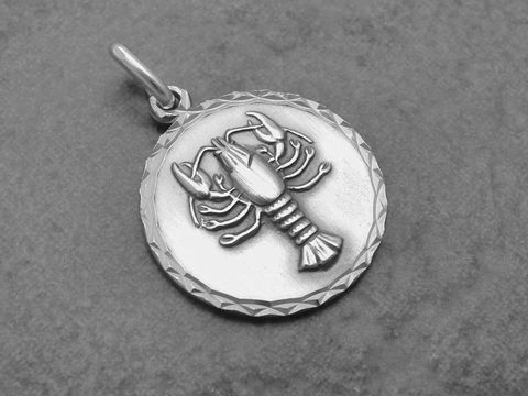 Silber geschwärzt Anhänger Sternzeichen Krebs rund, Hersteller Juwelier Harnisch, zeigt detaillierte Krebsdarstellung, ideal für astrologische Schmuckliebhaber.