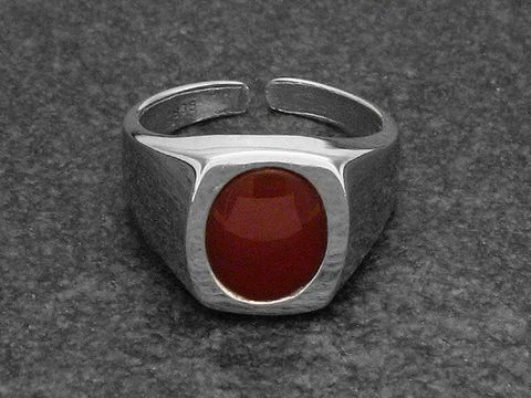 Silberring mit verstellbarem Design, ausgestattet mit einem ovalen Karneol-Stein, rhodiniert, Hersteller Juwelier Harnisch, elegant und modern.