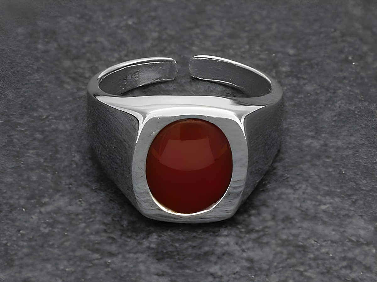 Silberring mit verstellbarem Design, ausgestattet mit einem ovalen Karneol-Stein, rhodiniert, Hersteller Juwelier Harnisch, elegant und modern.