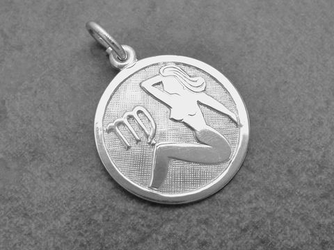 Silber Anhänger Sternzeichen Jungfrau rund teilmattiert mit stilisierter Jungfrau und dem Symbol für Jungfrau, Hersteller Juwelier Harnisch. Ideal für persönlichen oder modischen Schmuck.
