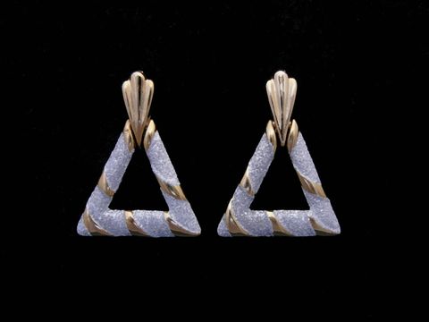 Dreieckige Ohrringe aus Modeschmuck in goldfarben und silberfarben glitzernd, Hersteller Juwelier Harnisch, inkl. Ear Cuffs.