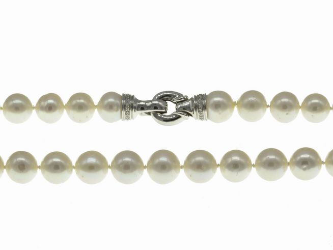 Perlenkette aus Süßwasser-Zuchtperlen 10,5-11 mm in Weiß, 44 cm lang, klassisches Design mit einem eleganten Verschluss von Juwelier Harnisch.