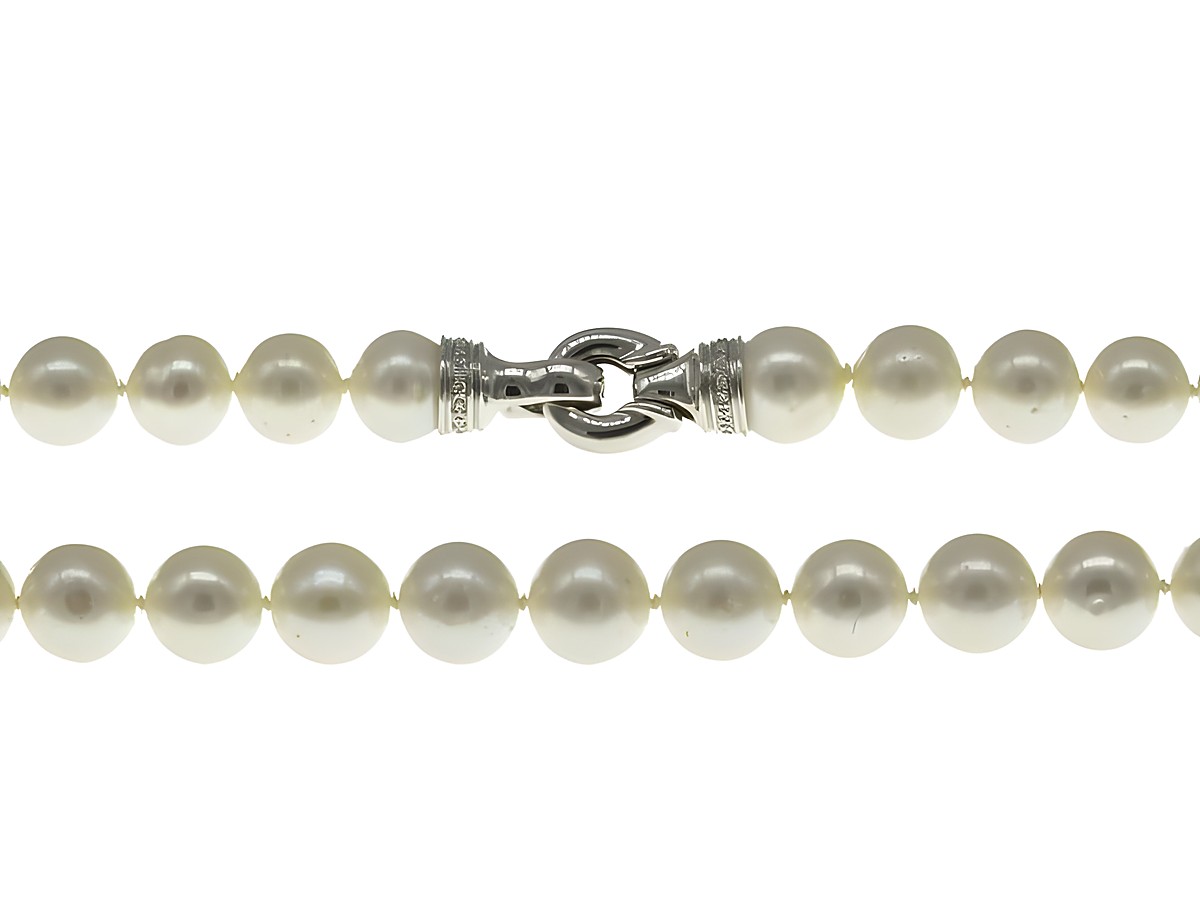 Perlenkette aus Süßwasser-Zuchtperlen 10,5-11 mm in Weiß, 44 cm lang, klassisches Design mit einem eleganten Verschluss von Juwelier Harnisch.