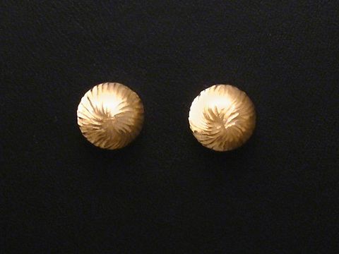 Schlichte Gold Ohrstecker in Kugel-Form, Hersteller Juwelier Harnisch, mit feiner Oberflächenstruktur, ideal für jeden Anlass.