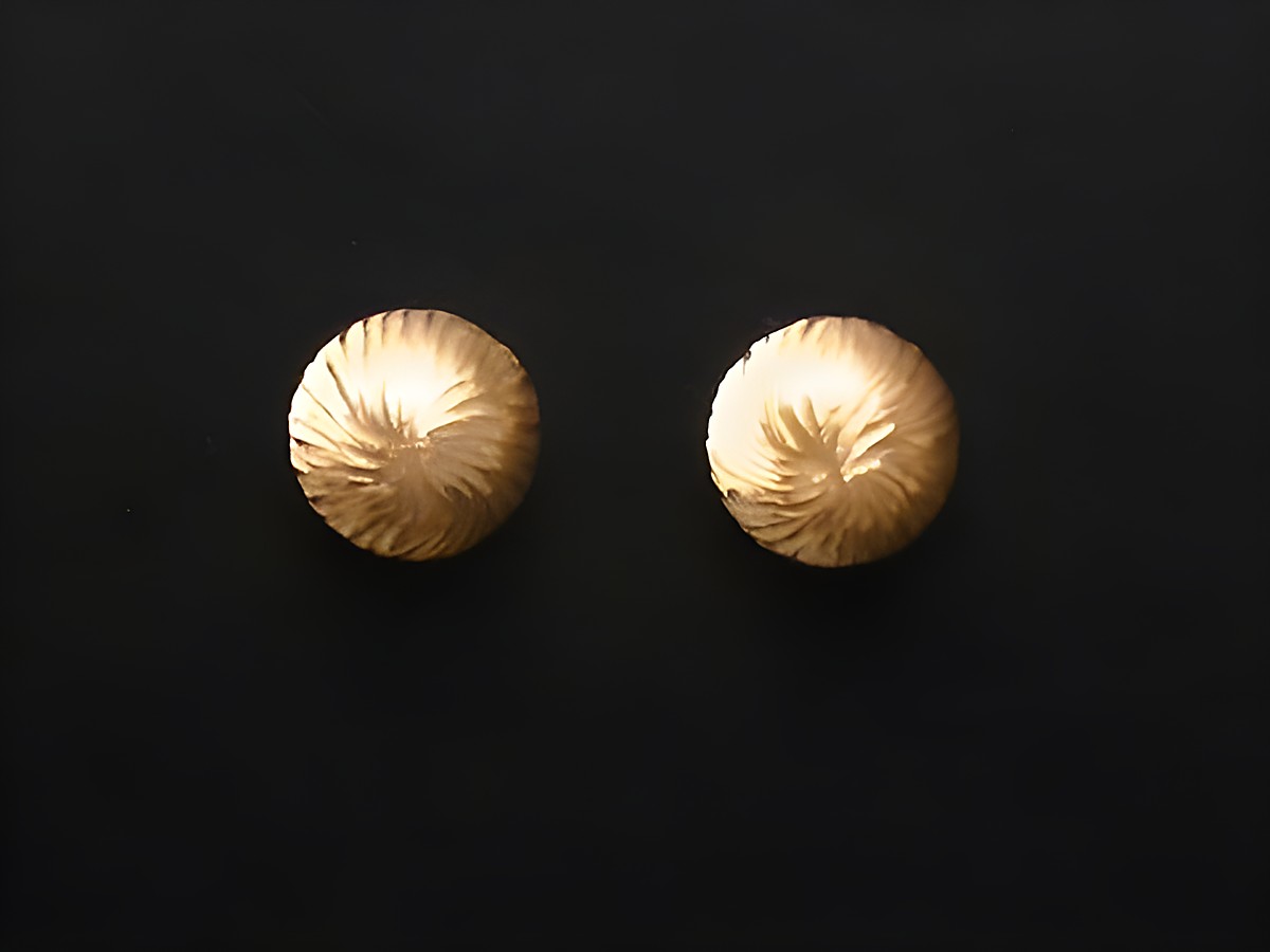 Schlichte Gold Ohrstecker in Kugel-Form, Hersteller Juwelier Harnisch, mit feiner Oberflächenstruktur, ideal für jeden Anlass.
