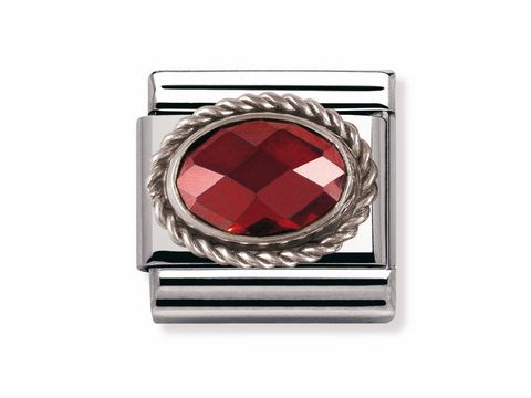 Kordel mit rotem Zirkonia in ovaler Form, umrahmt von einem silbernen Rand. Der klassische Look der NOMINATION Classic Kollektion vereint Eleganz und Stil.