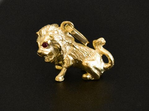 Löwe Gold Anhänger handgefertigt mit Rubin aus 585 Gold, Hersteller Juwelier Harnisch, edles Tierdesign. Ideal für Schmuckliebhaber und Tierfreunde.