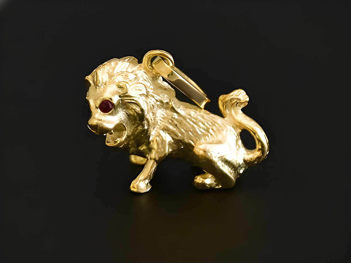 Löwe Gold Anhänger handgefertigt mit Rubin aus 585 Gold, Hersteller Juwelier Harnisch, edles Tierdesign. Ideal für Schmuckliebhaber und Tierfreunde.