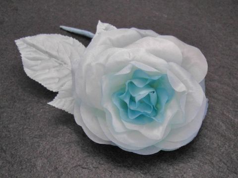 Haarschmuck mit einer opulenten hellblauen Rose aus Textil und einer Brosche, hergestellt von Juwelier Harnisch, ideal als Blumenhaarschmuck.