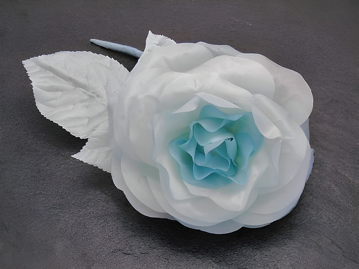 Haarschmuck mit einer opulenten hellblauen Rose aus Textil und einer Brosche, hergestellt von Juwelier Harnisch, ideal als Blumenhaarschmuck.