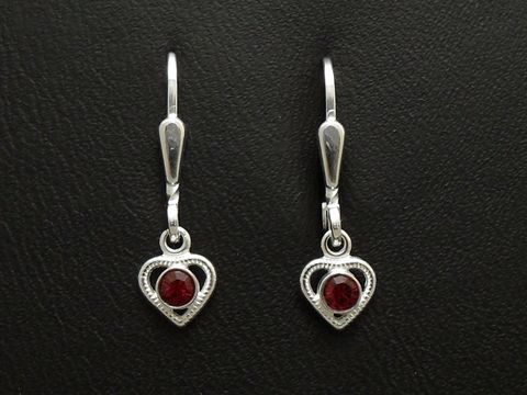 Herz Ohrhänger aus Sterling Silber mit süßem Design, hergestellt von Juwelier Harnisch, ideal für Kinder, ziert eine rote Steinmitte.