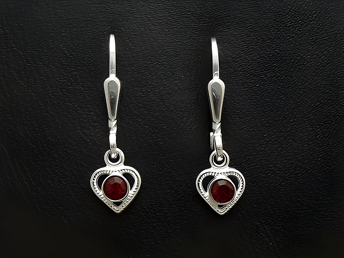 Herz Ohrhänger aus Sterling Silber mit süßem Design, hergestellt von Juwelier Harnisch, ideal für Kinder, ziert eine rote Steinmitte.