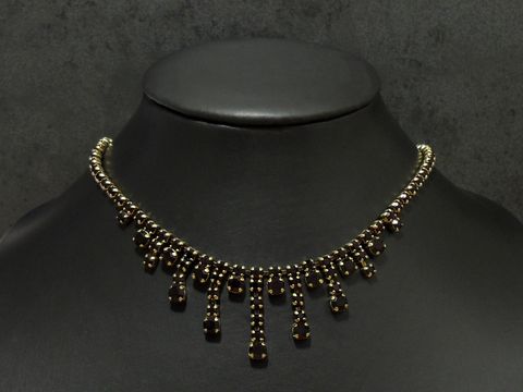 Prächtige Strass Kette in Granatrot mit goldfarbener Fassung, Länge 44,5-48 cm, hergestellt von Juwelier Harnisch. Ideal für elegante Anlässe.
