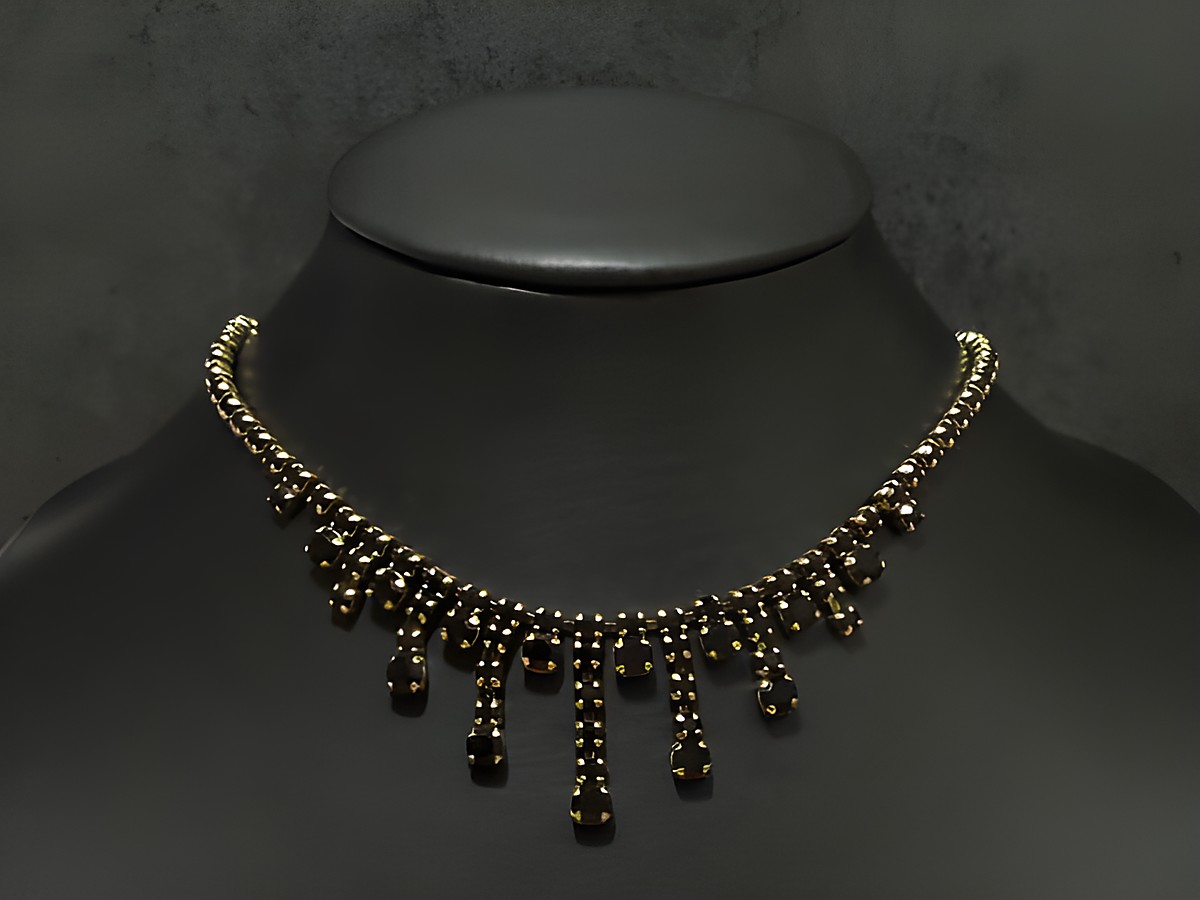 Prächtige Strass Kette in Granatrot mit goldfarbener Fassung, Länge 44,5-48 cm, hergestellt von Juwelier Harnisch. Ideal für elegante Anlässe.