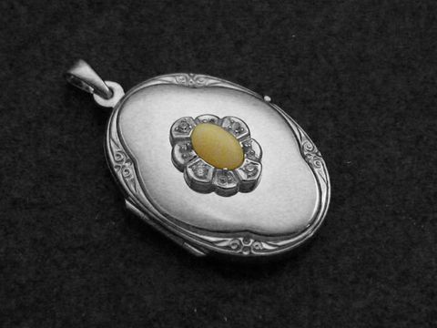 Koralle weiß Medaillon Cabochon aus Sterling Silber rhodiniert mit einem ovalen Design und zartem Blumenelement in der Mitte, hergestellt von Juwelier Harnisch.