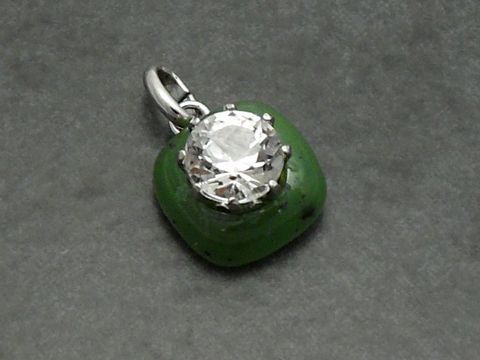 Silber Anhänger mit echtem Jade Quadrat und Strass Stein, Hersteller Juwelier Harnisch, elegantes und zeitloses Design, ideal als Schmuckstück für jeden Anlass.