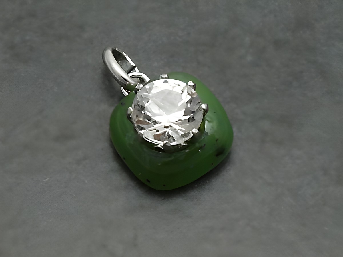 Silber Anhänger mit echtem Jade Quadrat und Strass Stein, Hersteller Juwelier Harnisch, elegantes und zeitloses Design, ideal als Schmuckstück für jeden Anlass.