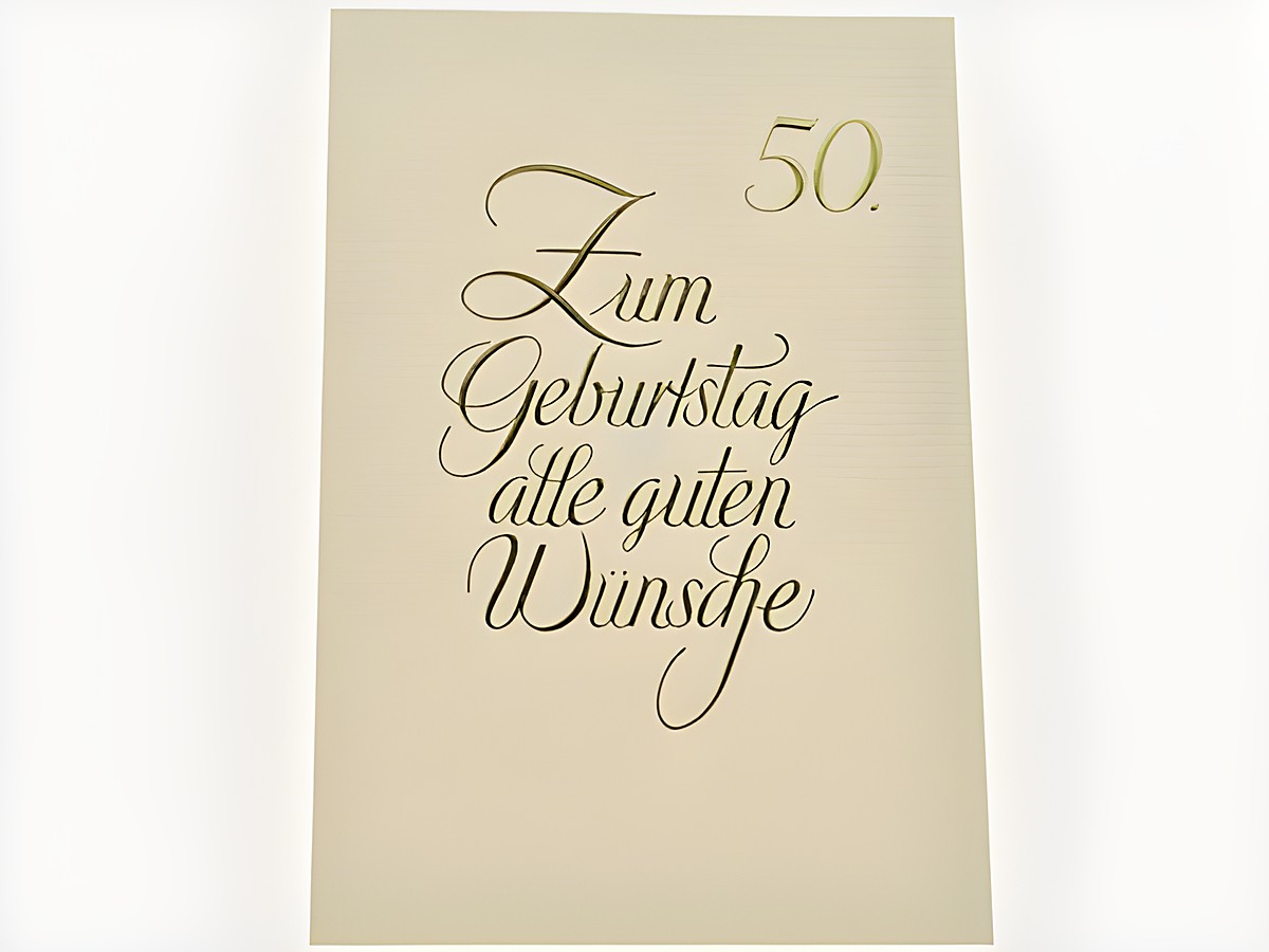 Eine schlichte Geburtstagskarte in elegantem Design mit goldener Schrift. Der Text lautet "Zum Geburtstag 50. alle guten Wünsche". Hersteller ist Juwelier Harnisch. Geburtstagskarten.
