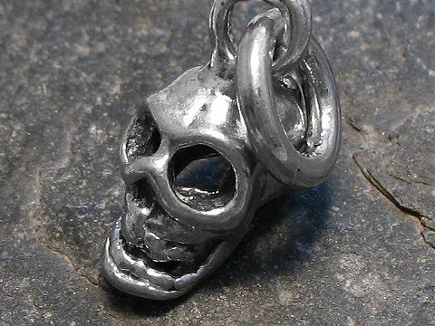 Totenkopf 925 Sterling Silber Anhänger mittel, Hersteller Juwelier Harnisch, detailreich verarbeitet mit sichtbaren Augen und einem Ring zur Befestigung, elegant und auffällig.