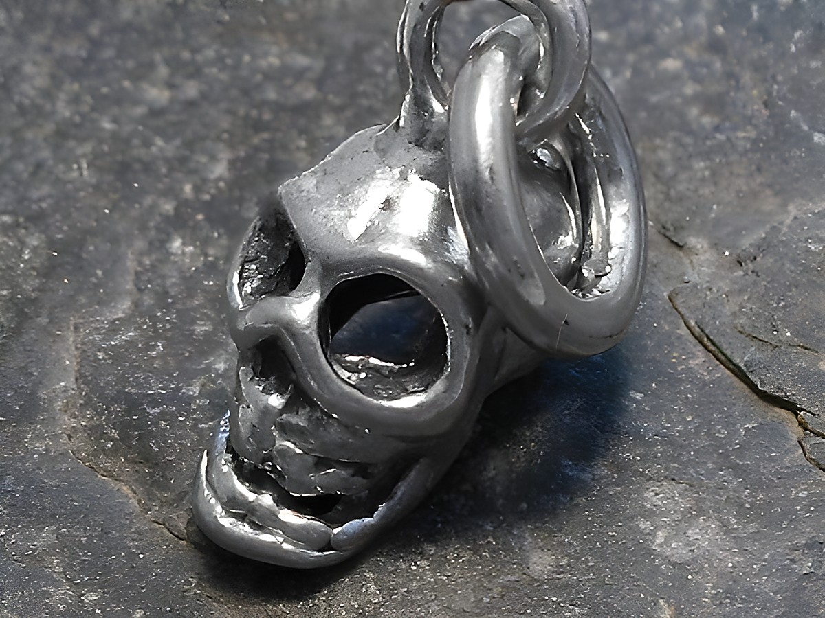 Totenkopf 925 Sterling Silber Anhänger mittel, Hersteller Juwelier Harnisch, detailreich verarbeitet mit sichtbaren Augen und einem Ring zur Befestigung, elegant und auffällig.